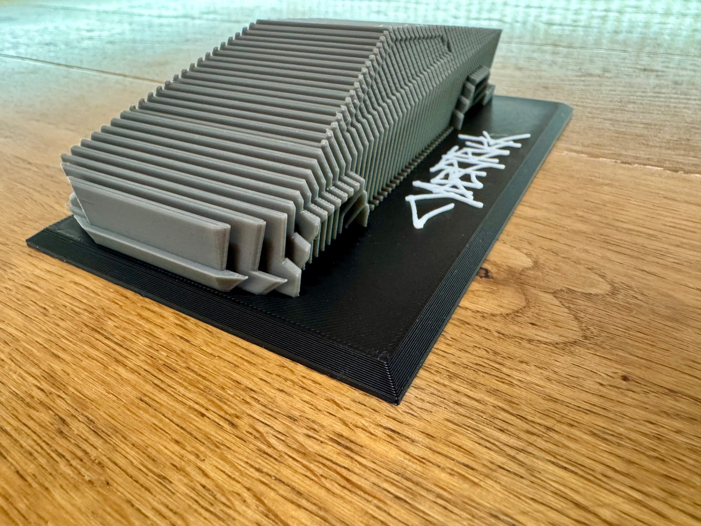 Escultura em camadas Tesla Cybertruck